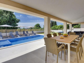 Single-storey villa with private pool